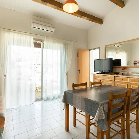 1 Bedroom And Mezzanine For 6 *
